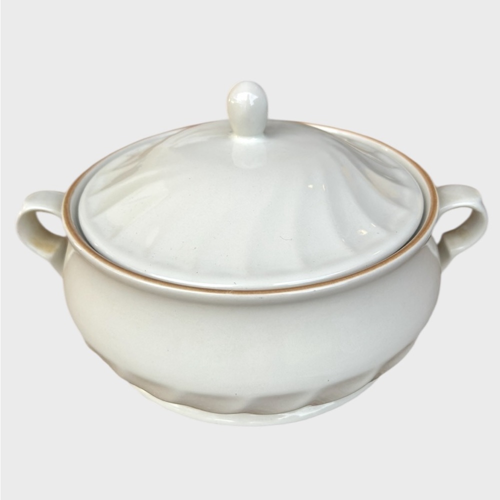 Vintage Hearthside Gaiety Sculptura Covered Stoneware Serving Bowl